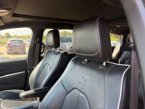 Used 2025 Chrysler Pacifica Limited FWD image 11