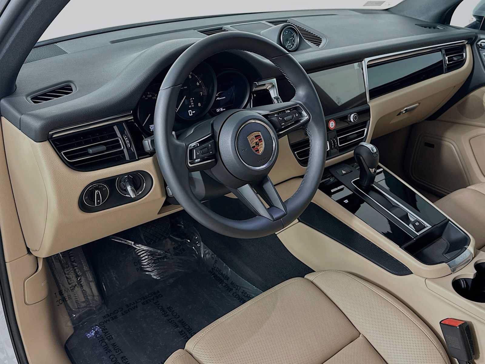 Certified 2026 Porsche Macan AWD/4WD image 4