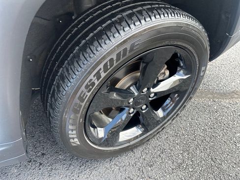 Used 2023 Jeep Grand Cherokee L Laredo image 11