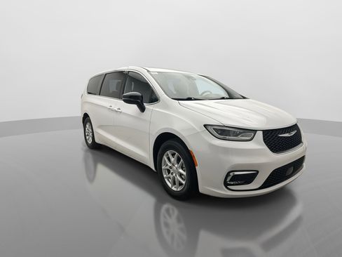 Used 2025 Chrysler Pacifica Select FWD image 7