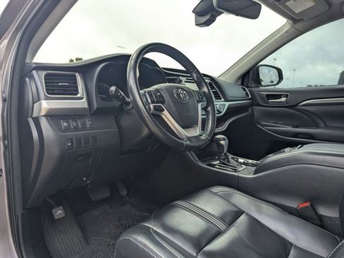 Used 2017 Toyota Highlander SE image 6