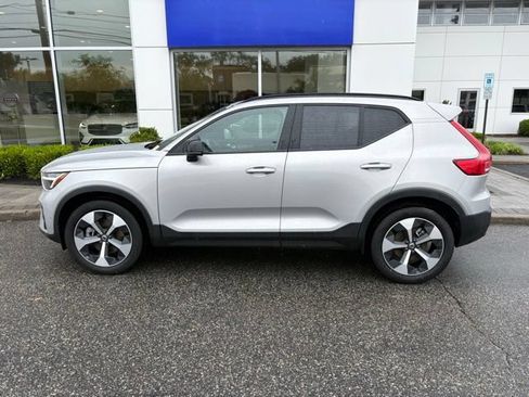 Used 2025 Volvo XC40 B5 Plus AWD/4WD image 2