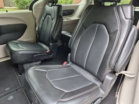 Used 2024 Chrysler Pacifica Touring-L FWD image 12