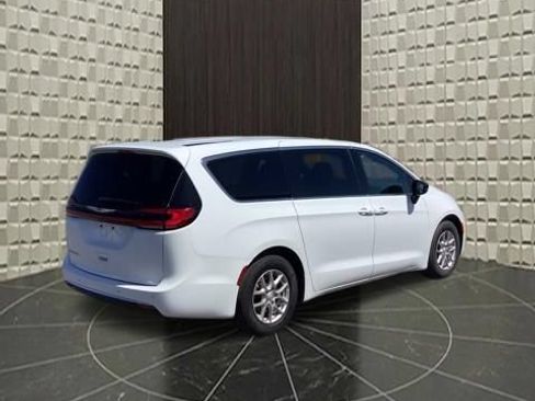 Certified 2025 Chrysler Pacifica Select FWD image 4