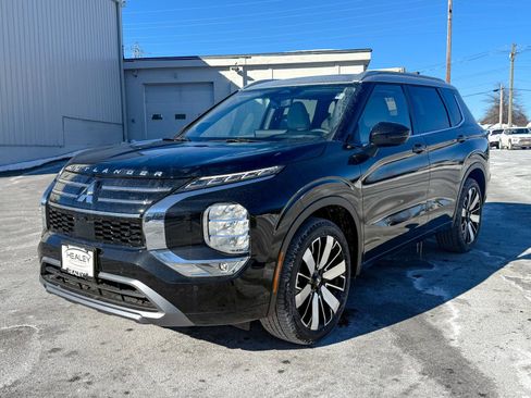 New 2025 Mitsubishi Outlander AWD image 3