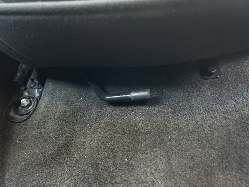 Used 2007 Pontiac Solstice w/ Preferred Package image 15