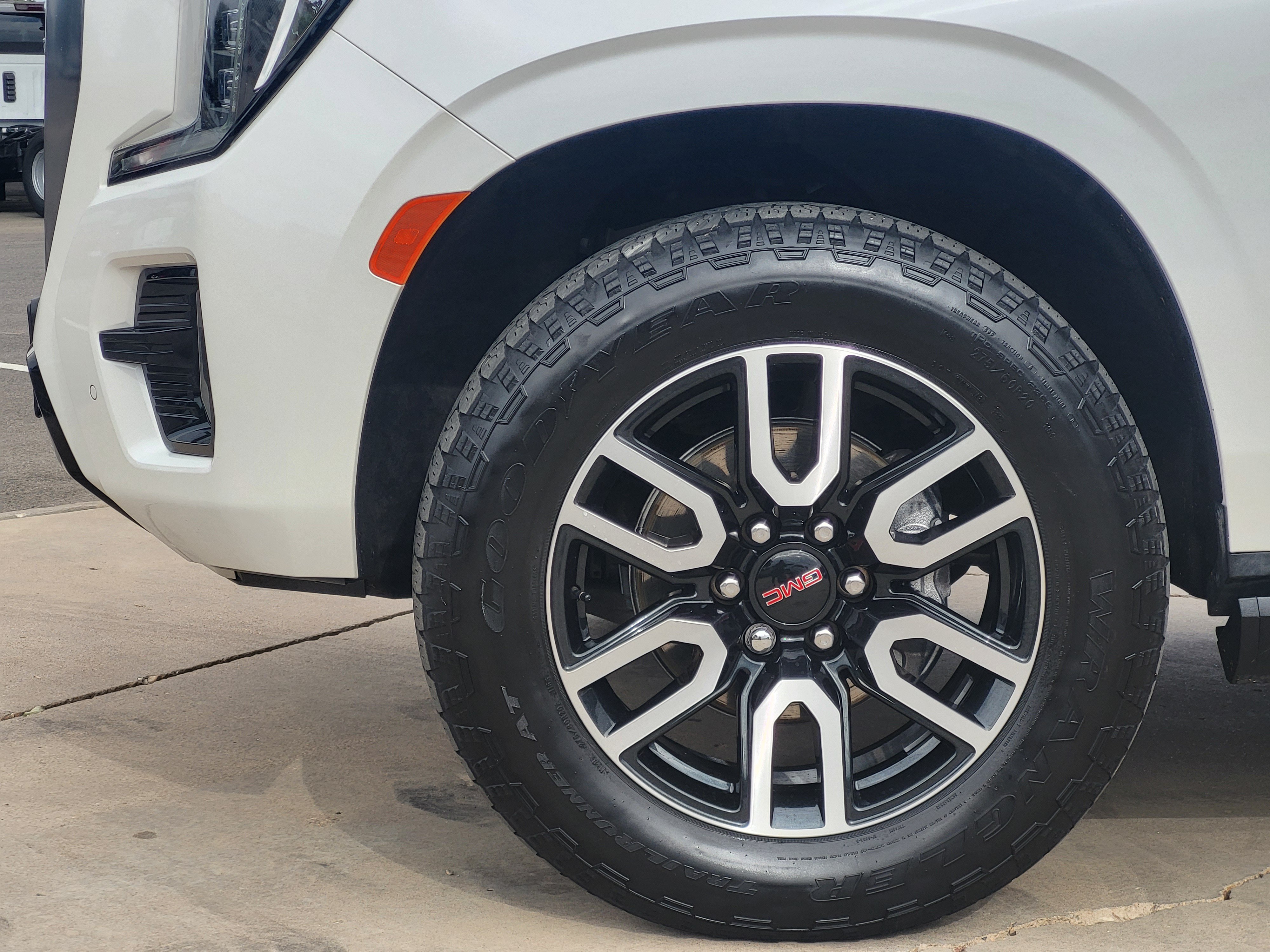 Used 2023 GMC Yukon XL AT4 w/ AT4 Premium Package AWD/4WD image 9