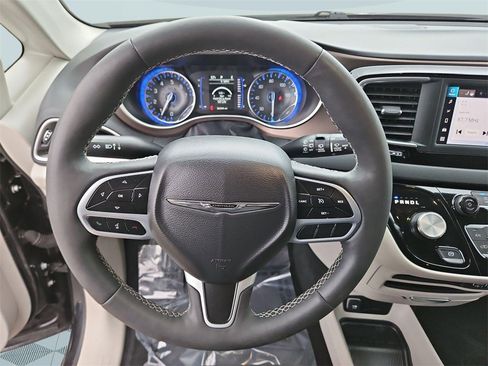 Used 2023 Chrysler Voyager LX image 14