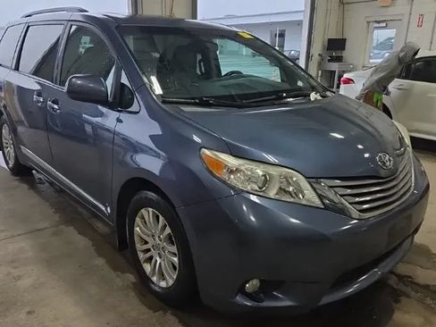 Used 2016 Toyota Sienna XLE Premium w/ Protection Package FWD image 2