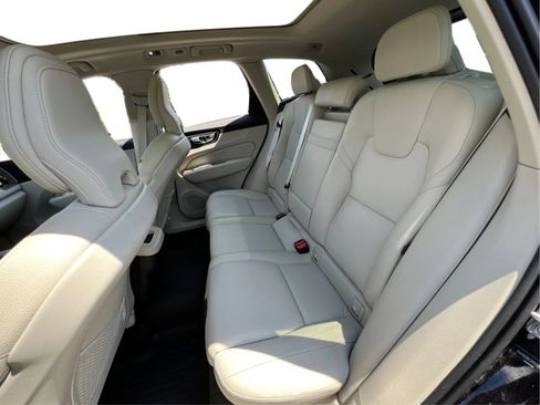 Used 2021 Volvo XC60 T5 Momentum w/ Premium Package AWD/4WD image 17