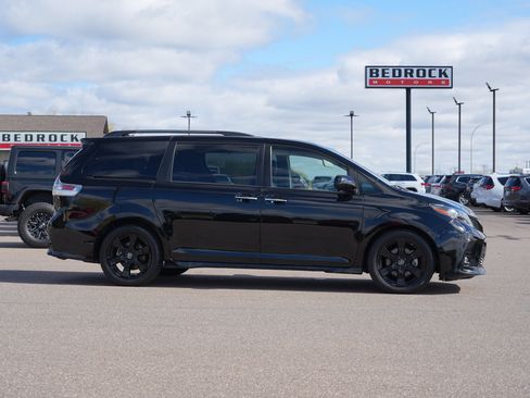 Used 2020 Toyota Sienna SE Premium w/ Nightshade Edition FWD image 2