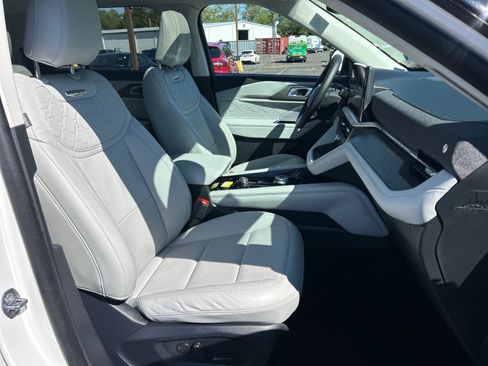 Used 2025 Ford Explorer Platinum w/ Ultimate Package AWD/4WD image 19