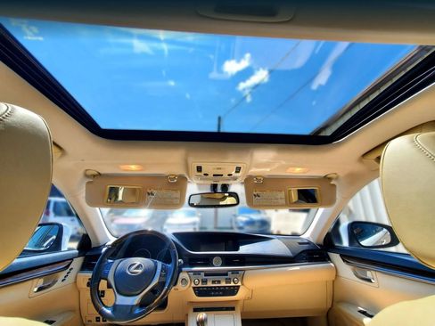 Used 2014 Lexus ES 350 w/ Premium Package FWD image 2