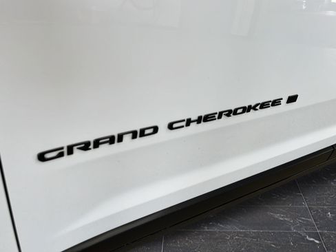 Used 2022 Jeep Grand Cherokee L Limited w/ Black Appearance Package AWD/4WD image 42