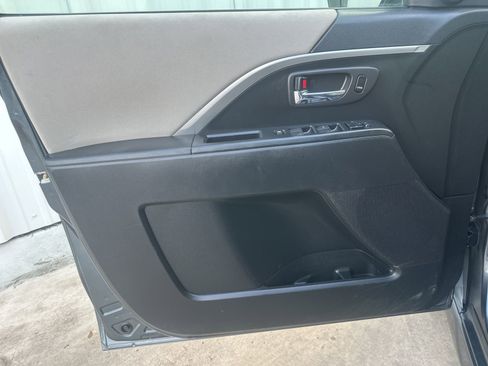 Used 2012 MAZDA MAZDA5 Grand Touring FWD image 11