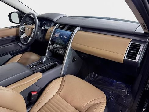 Used 2025 Land Rover Discovery Metropolitan Edition image 31