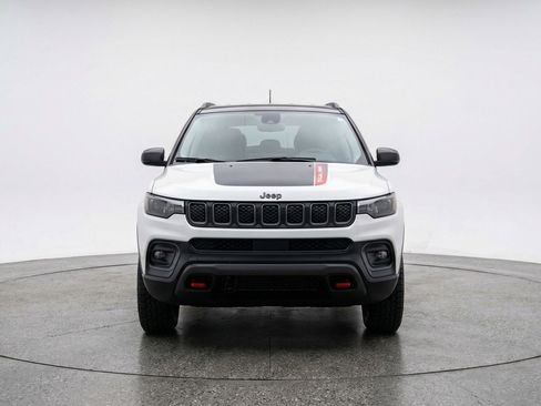 Used 2025 Jeep Compass Trailhawk AWD/4WD image 2