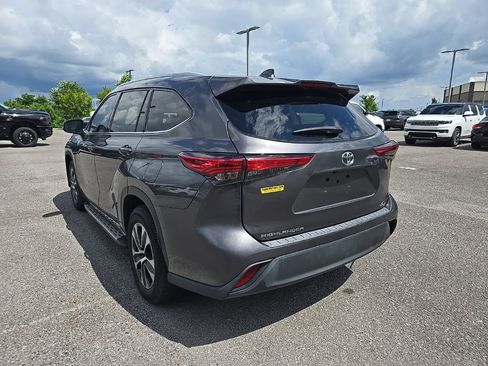 Used 2022 Toyota Highlander XLE FWD image 5