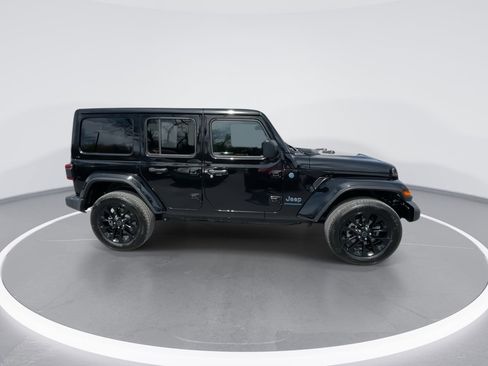 Used 2025 Jeep Wrangler Unlimited Sahara w/ Safety Group AWD/4WD image 23