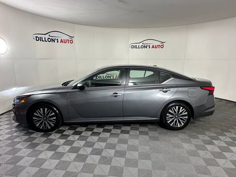 Used 2024 Nissan Altima 2.5 SV FWD image 3