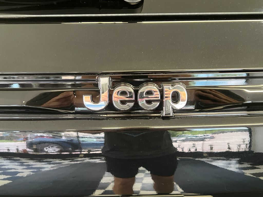 Used 2023 Jeep Grand Cherokee Overland AWD/4WD image 10