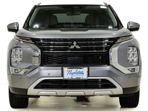 Used 2023 Mitsubishi Outlander SE image 2