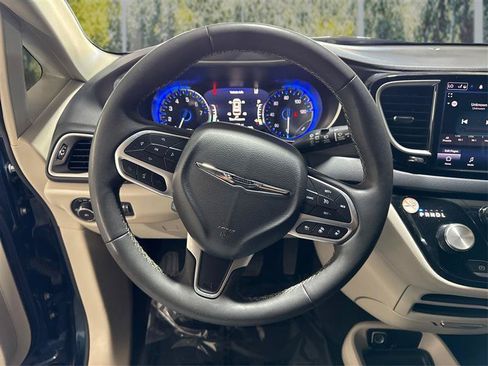 Used 2024 Chrysler Pacifica Touring-L FWD image 18