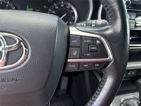 Used 2020 Toyota Highlander XLE FWD image 23