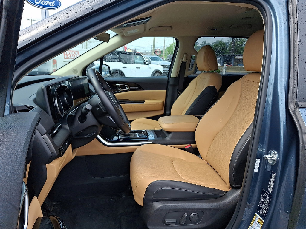 Certified 2024 Kia Carnival EX FWD image 17