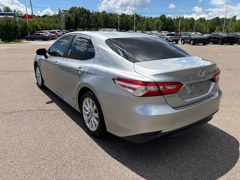 Used 2018 Toyota Camry LE FWD image 4