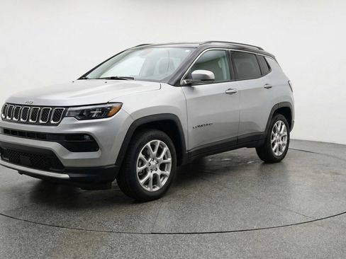 Used 2025 Jeep Compass Limited image 3
