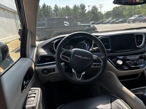 Used 2023 Chrysler Pacifica Limited FWD image 19