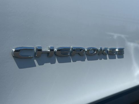 Used 2019 Jeep Cherokee Latitude w/ Popular Appearance Group AWD/4WD image 12