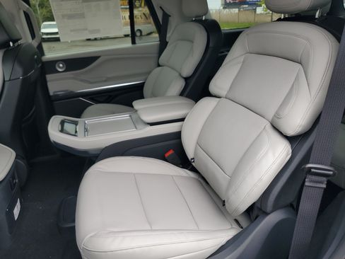 New 2026 Lincoln Navigator Reserve AWD/4WD image 30