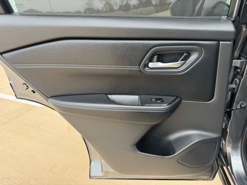 Used 2025 Nissan Rogue SV w/ SV Premium Package image 33