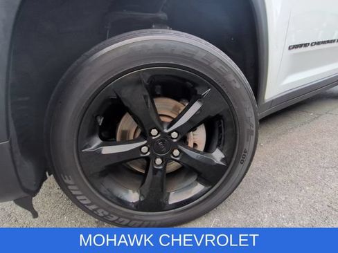 Used 2023 Jeep Grand Cherokee Altitude AWD/4WD image 32