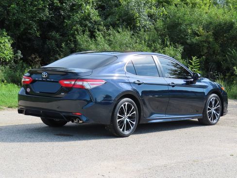 Used 2018 Toyota Camry SE w/ Moonroof Package FWD image 3