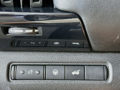 Used 2025 Nissan Pathfinder SV AWD/4WD image 17