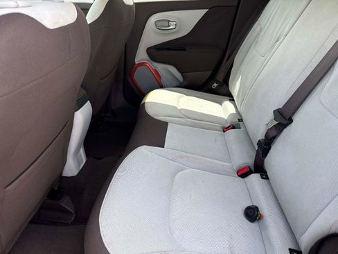 Used 2017 Jeep Renegade Latitude FWD image 13