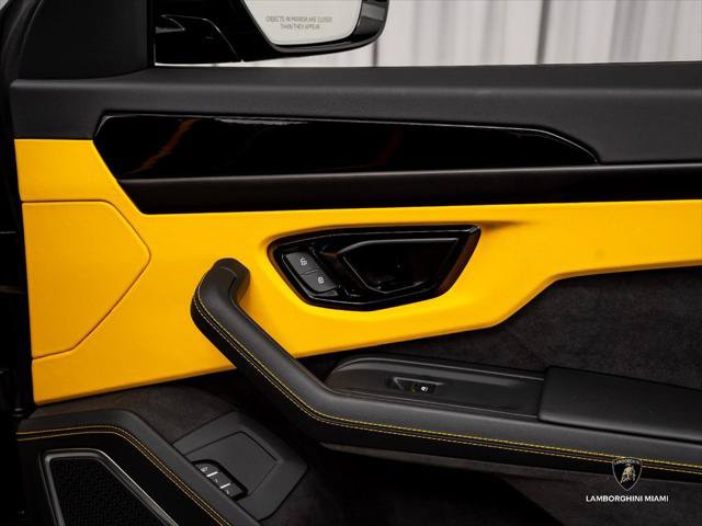 Used 2025 Lamborghini Urus SE AWD/4WD image 38