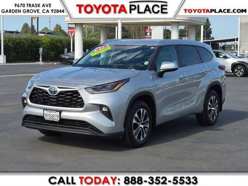 Used 2021 Toyota Highlander XLE AWD/4WD image 1
