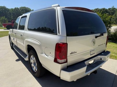 Used 2005 Cadillac Escalade ESV AWD image 3