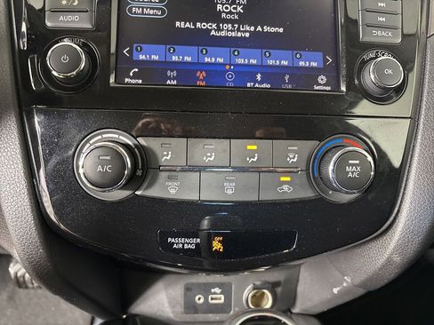 Used 2020 Nissan Rogue Sport S image 17