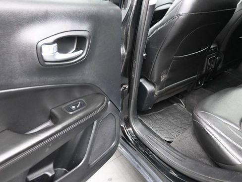Used 2018 Jeep Compass Latitude FWD image 18