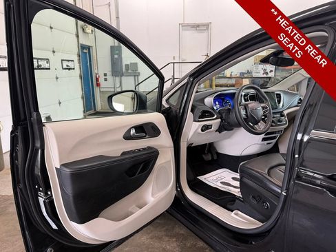Used 2023 Chrysler Pacifica Touring-L w/ Uconnect Theater Family Group AWD/4WD image 11