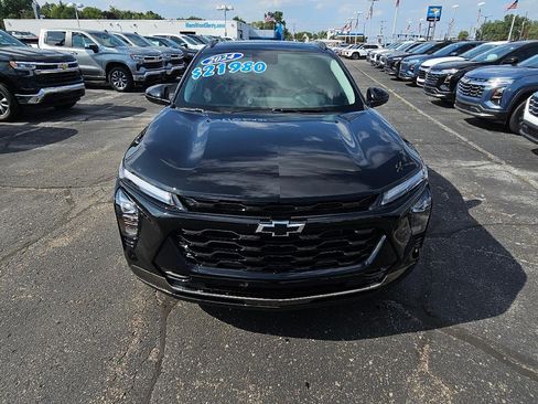 Used 2024 Chevrolet Trax ACTIV w/ Sunroof Package FWD image 2