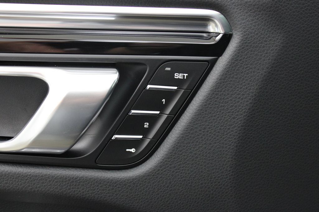 Used 2025 Porsche Macan S AWD/4WD image 25