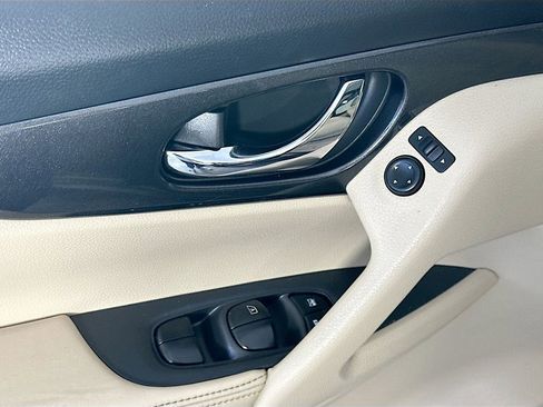 Used 2017 Nissan Rogue SV w/ Sun & Sound Touring Package image 23