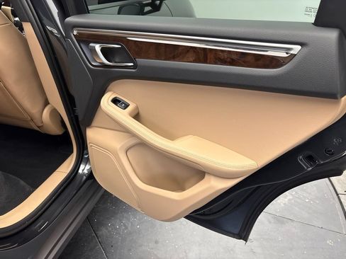 Certified 2024 Porsche Macan AWD/4WD image 26