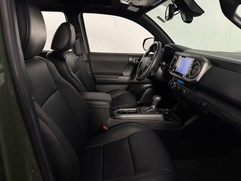 Used 2022 Toyota Tacoma TRD Sport w/ TRD Premium Sport Package AWD/4WD image 16